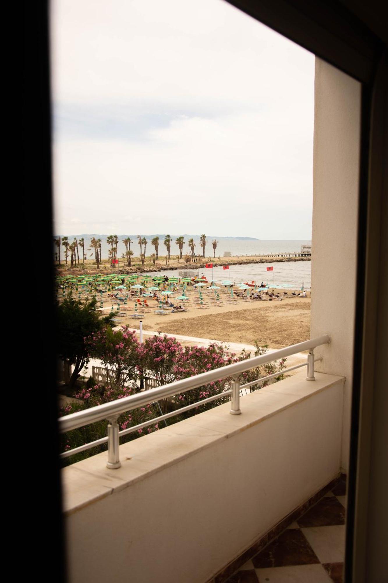 Wave Beachfront Apartments Durrës Zewnętrze zdjęcie